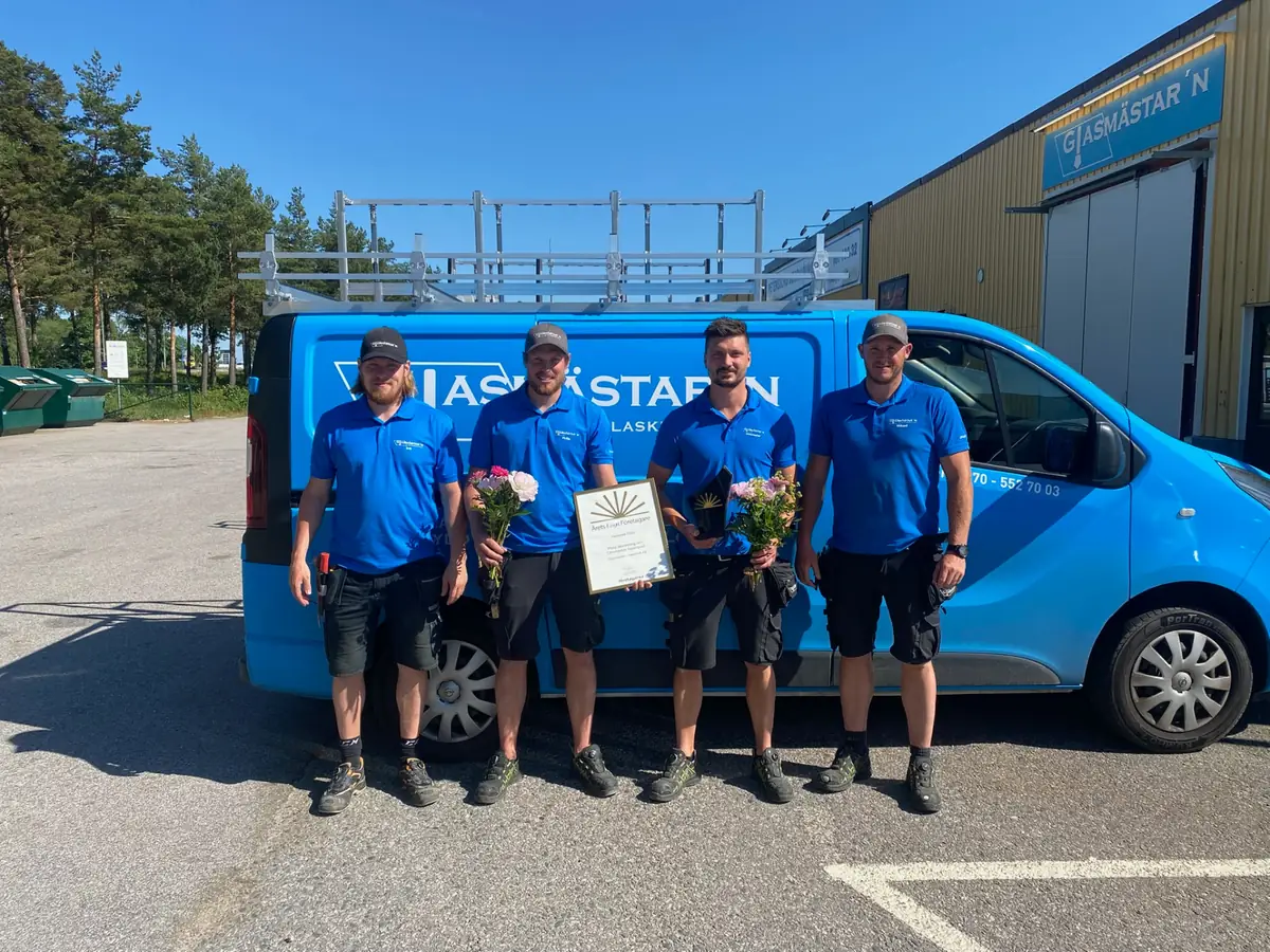 Philip, Christopher, Erik och Mikael framför firma bilen vid verkstaden i Västervik, med priset Årets Unga Företagare i Västervik 2020